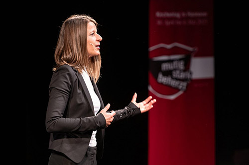 Christiane Stauffer steht für ihre Keynote übers Zuhören auf der Bühne